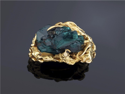 Tipo: Anillo Ring - Estilo: Abstracto - Material: Oro - Piedras: Esmeralda en Bruto
