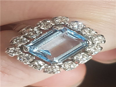 Tipo: Anillo Ring - Estilo: Clasico - Material: Oro Blanco - Piedras: Topacio Azul y Diamantes