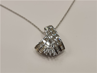 Tipo: Colgante  - Estilo: Moderno - Material: Oro Blanco - Piedras: 58 Diamantes talla brillante y baguette