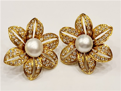 Tipo: Pendientes  - Estilo: Flor  - Material: Oro Amarillo  - Piedras: Diamantes y Perla