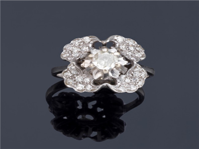 Tipo: Anillo Ring - Estilo: Flor - Material: Oro Blanco - Piedras: Diamantes talla Brillante Y 16/16