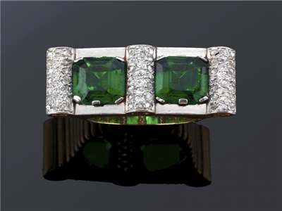 Tipo: Anillo Ring - Estilo: Chevalier - Material: Oro Amarillo Vista Platino - Piedras: Diamantes y Simil Esmeralda