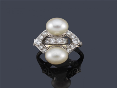 Tipo: Anillo Ring - Estilo: Motivo Geometrico - Material: Oro Blanco - Piedras: Diamantes y 2 Perlas 9mm
