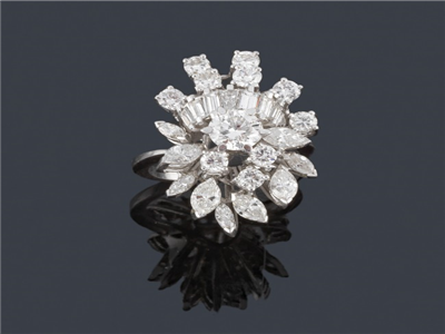 Tipo: Anillo Ring - Estilo: Lanzadera Oro Blanco - Material:  Diamantes talla Baguette Marquise y Brillante - Piedras: Peso total 3,20 ct central 0,70 ct