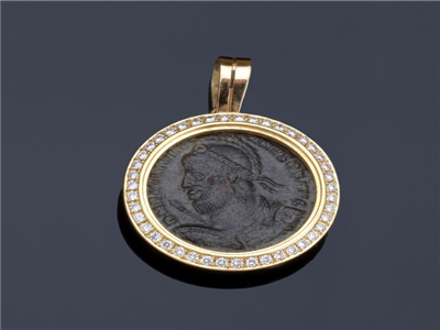 Tipo: Colgante  - Estilo: Moneda Antigua Bronce - Material: Orla Oro Amarillo  - Piedras: Diamantes