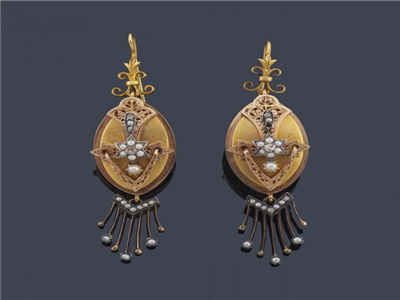Tipo: Pendientes Largos  - Estilo: Siglo XIX - Material: Oro Amarillo - Piedras: Diamantes y Perlitas