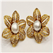 Tipo: Pendientes  - Estilo: Flor  - Material: Oro Amarillo  - Piedras: Diamantes y Perla